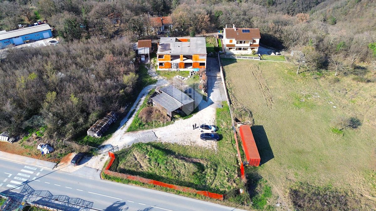 Albona, dintorni della città, edifici Rohbau con ampio terreno