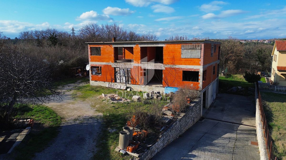 Albona, dintorni della città, edifici Rohbau con ampio terreno