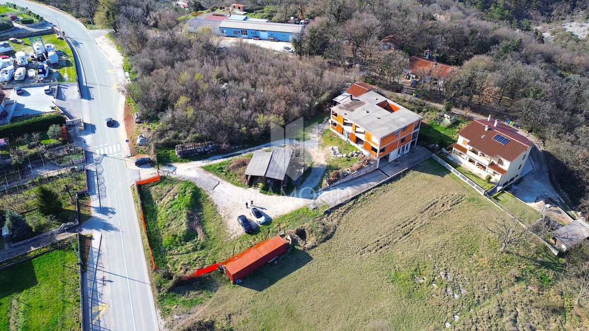 Albona, dintorni della città, edifici Rohbau con ampio terreno