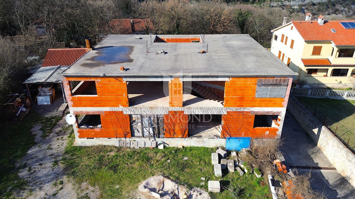 Albona, dintorni della città, edifici Rohbau con ampio terreno