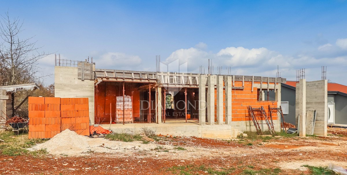 Rovigno, dintorni, casa in costruzione in una posizione ambita