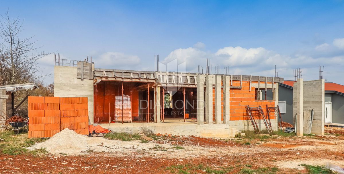 Rovigno, dintorni, casa in costruzione in una posizione ambita
