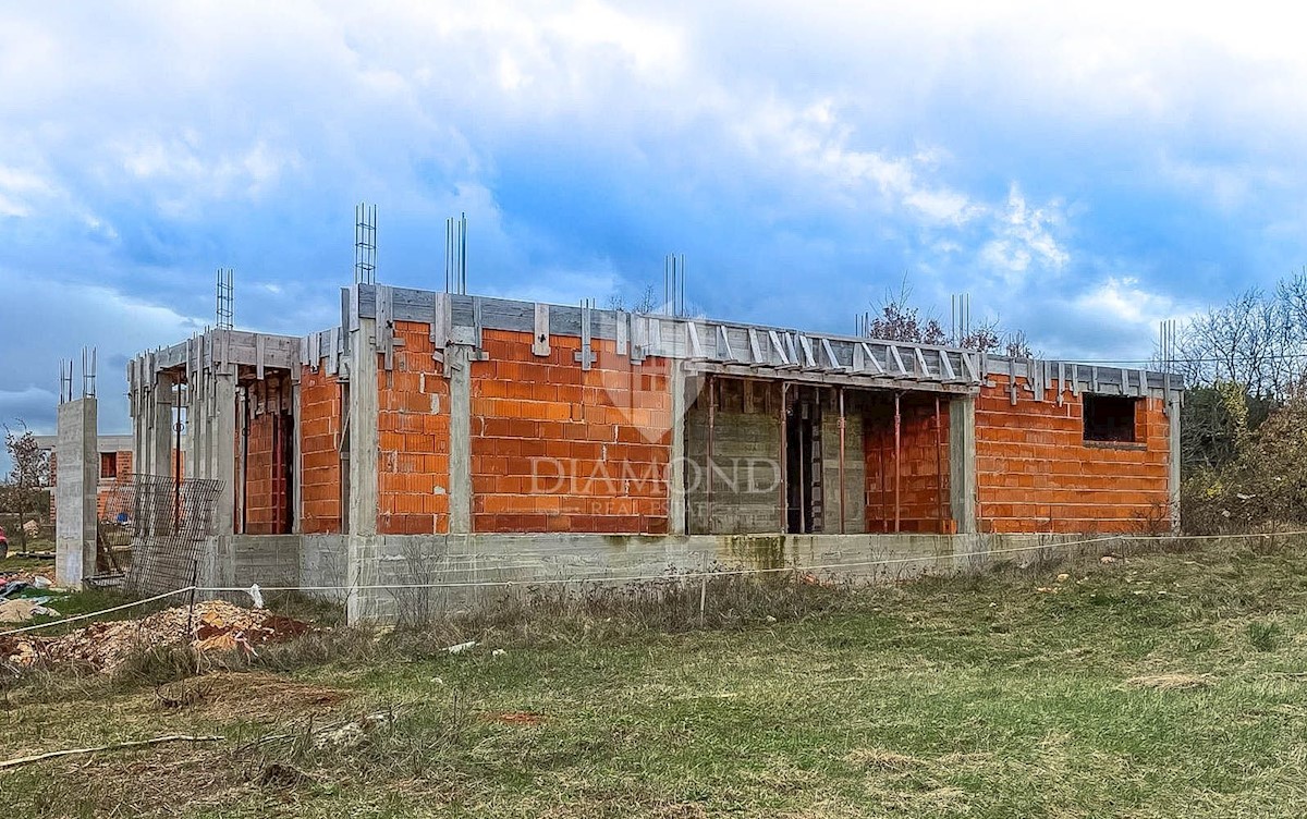 Rovigno, dintorni, casa in costruzione in una posizione ambita