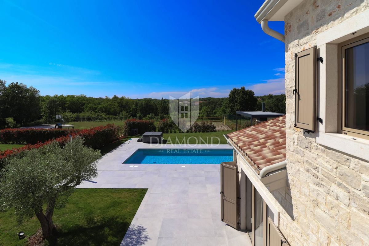 Parenzo, dintorni, villa in pietra d'Istria in posizione tranquilla