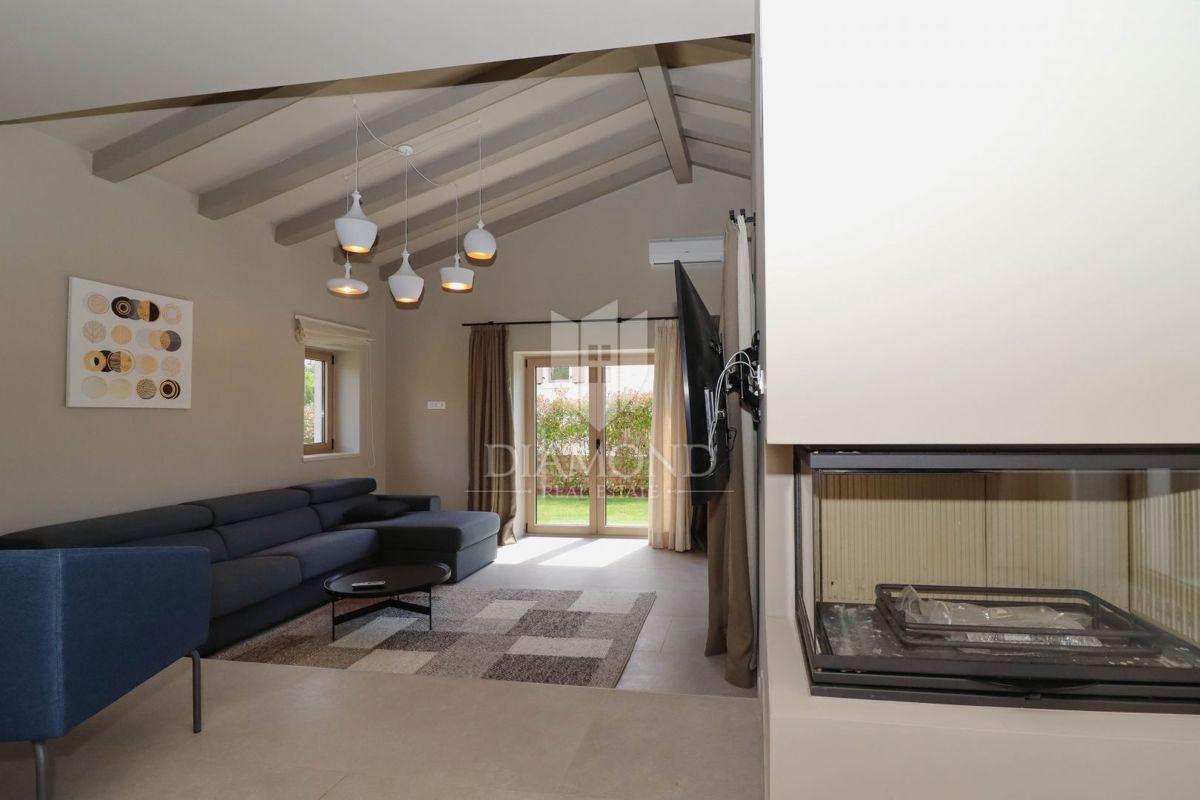 Parenzo, dintorni, villa in pietra d'Istria in posizione tranquilla