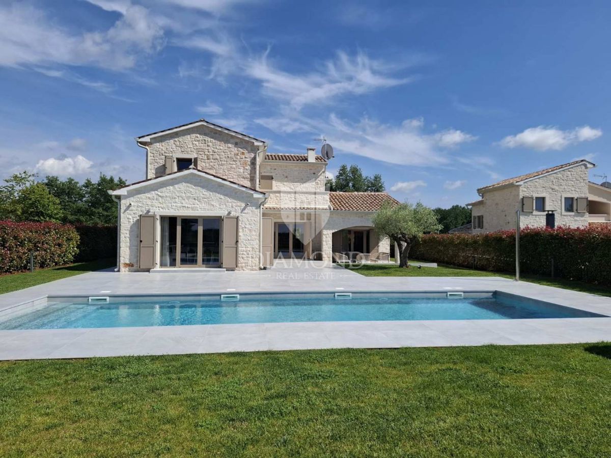 Parenzo, dintorni, villa in pietra d'Istria in posizione tranquilla