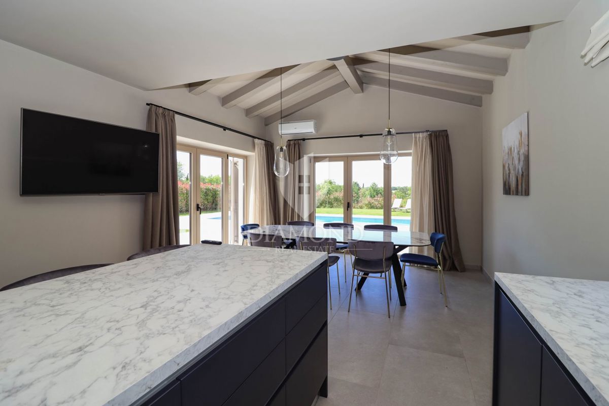 Parenzo, dintorni, villa in pietra d'Istria in posizione tranquilla