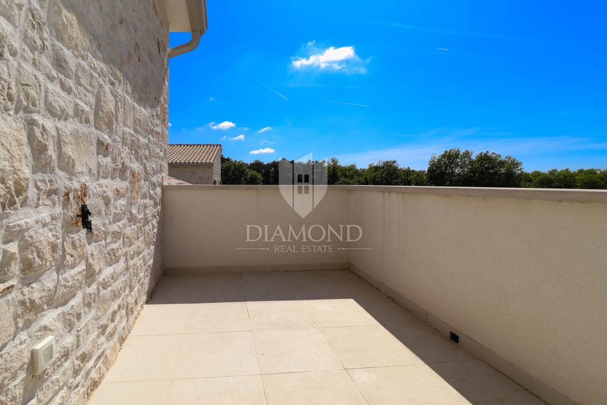 Parenzo, dintorni, villa in pietra d'Istria in posizione tranquilla