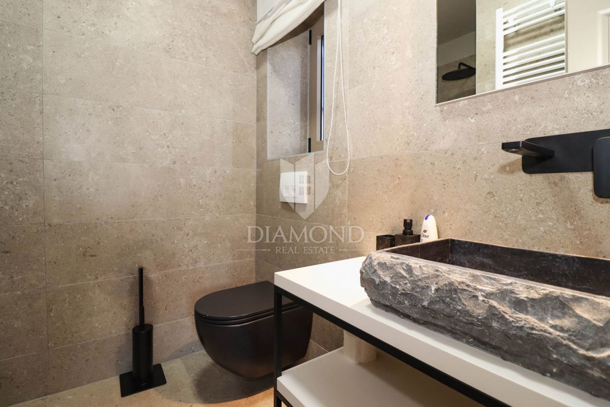 Parenzo, dintorni, villa in pietra d'Istria in posizione tranquilla