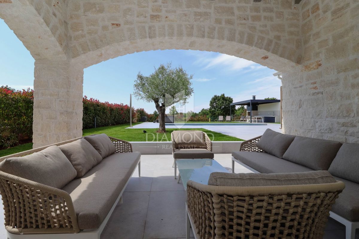 Parenzo, dintorni, villa in pietra d'Istria in posizione tranquilla