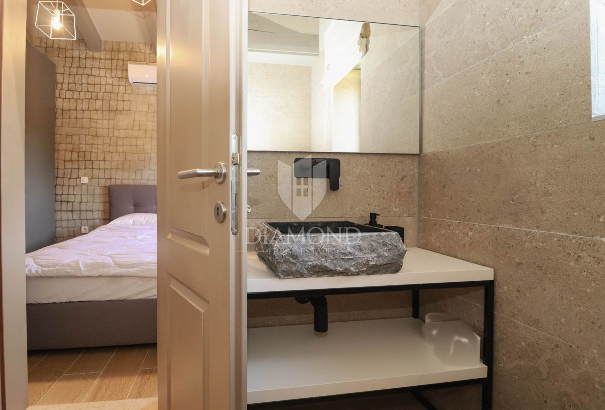 Parenzo, dintorni, villa in pietra d'Istria in posizione tranquilla