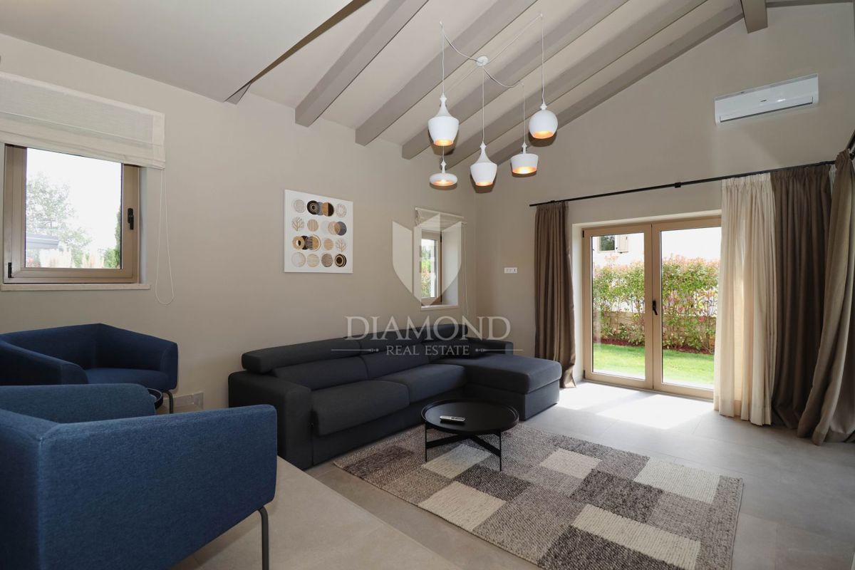 Parenzo, dintorni, villa in pietra d'Istria in posizione tranquilla