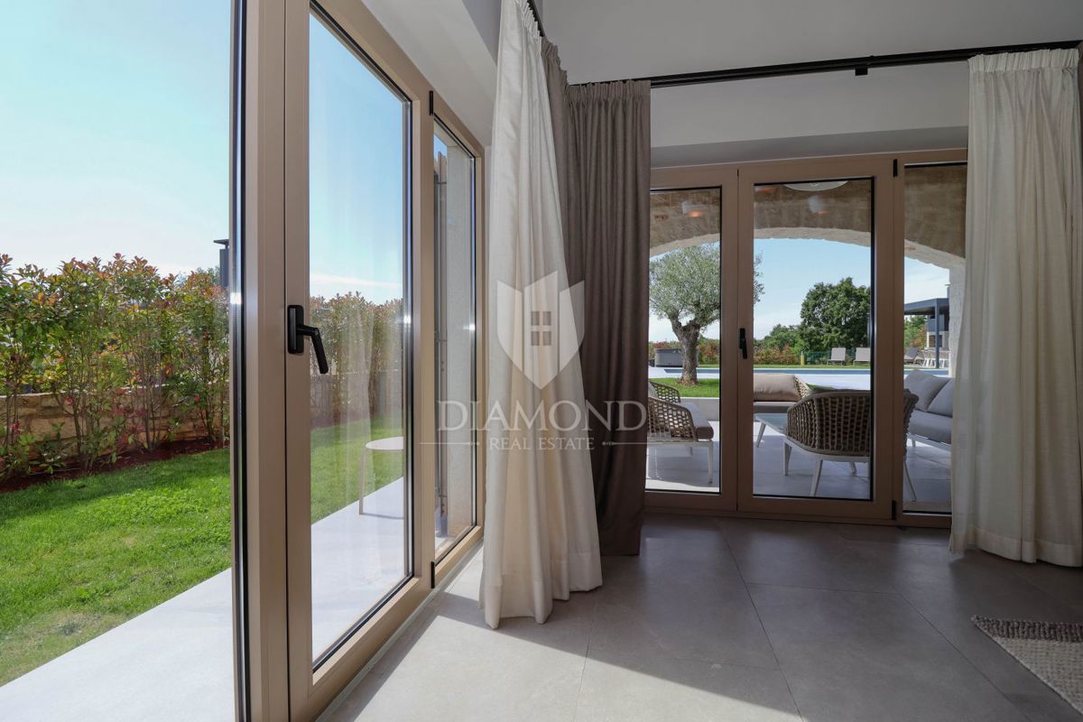 Parenzo, dintorni, villa in pietra d'Istria in posizione tranquilla