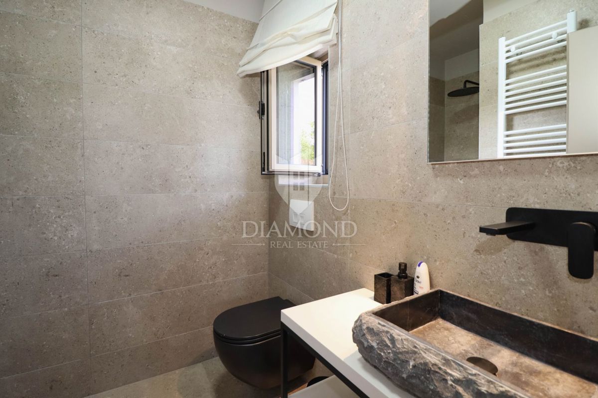 Parenzo, dintorni, villa in pietra d'Istria in posizione tranquilla