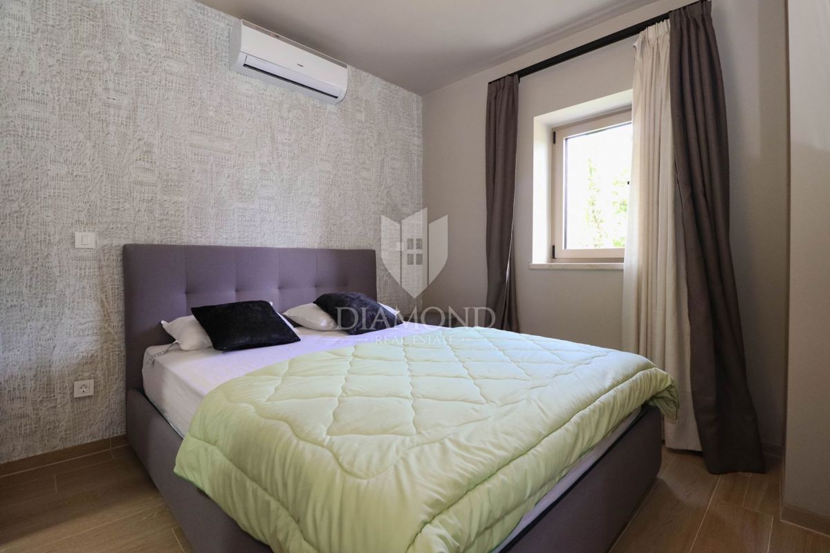 Parenzo, dintorni, villa in pietra d'Istria in posizione tranquilla