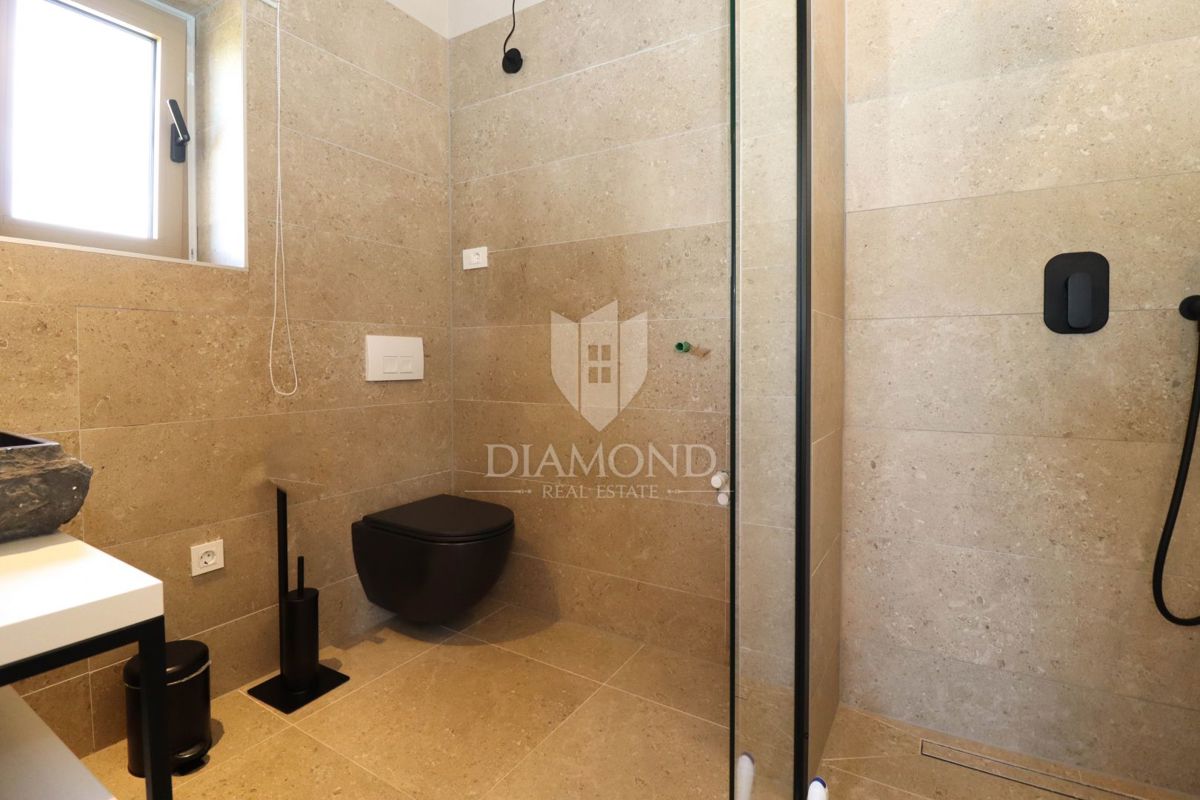 Parenzo, dintorni, villa in pietra d'Istria in posizione tranquilla