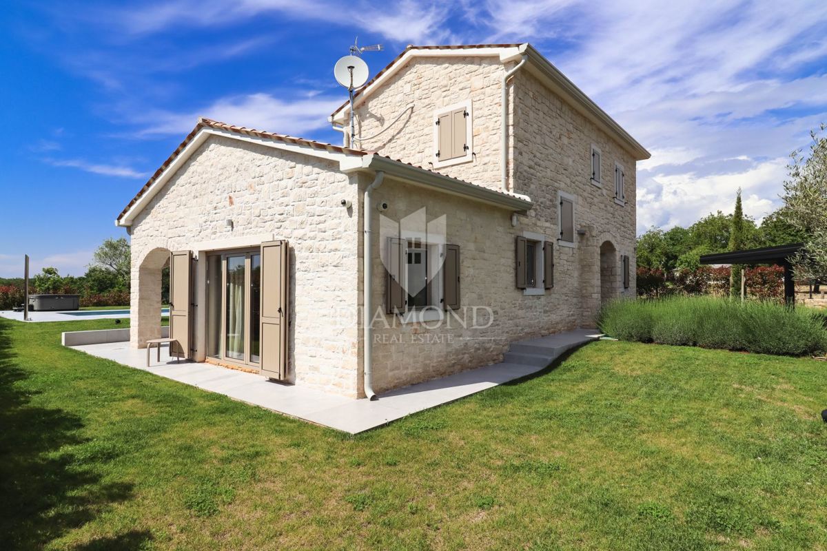 Parenzo, dintorni, villa in pietra d'Istria in posizione tranquilla