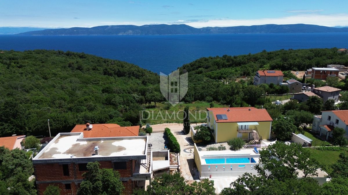 Rabac, dintorni, due case e un terreno edificabile con vista sul mare