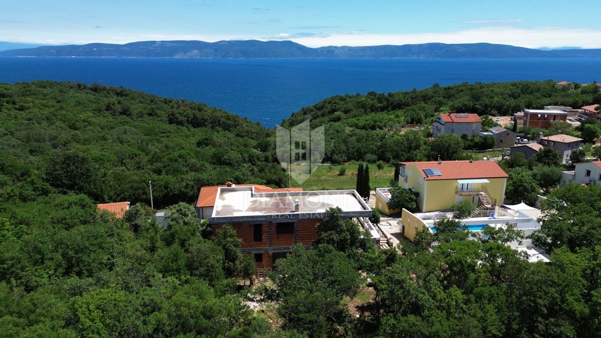 Rabac, dintorni, due case e un terreno edificabile con vista sul mare