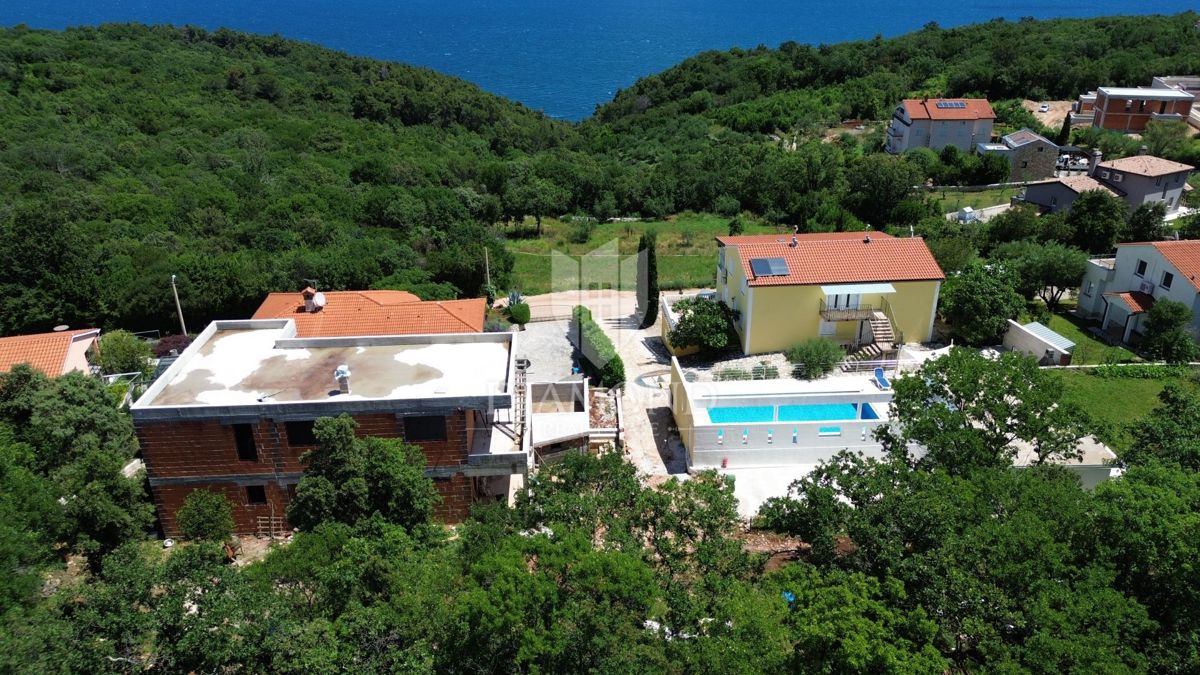 Rabac, dintorni, due case e un terreno edificabile con vista sul mare