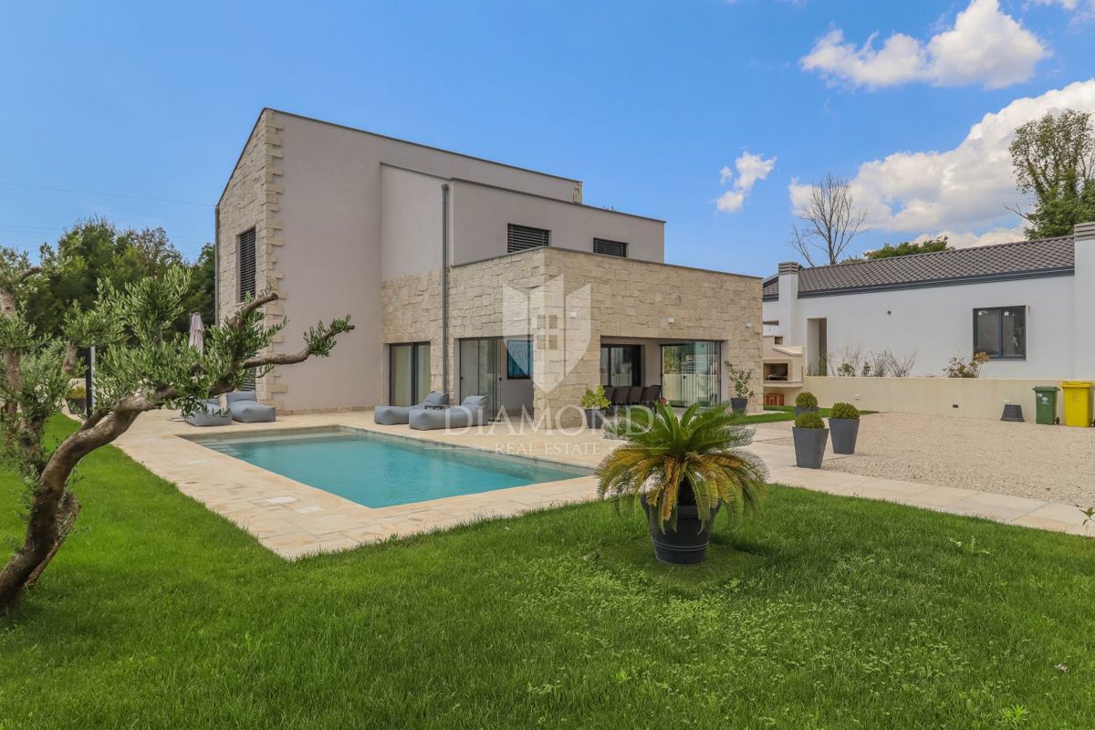 Svetvinčenat, Casa moderna con piscina