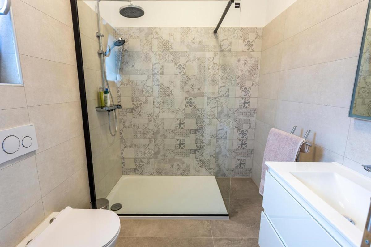 Svetvinčenat, Casa moderna con piscina