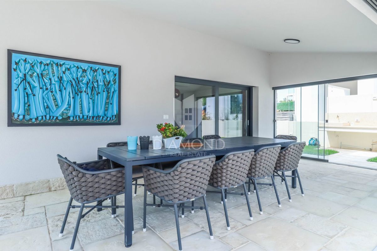 Svetvinčenat, Casa moderna con piscina