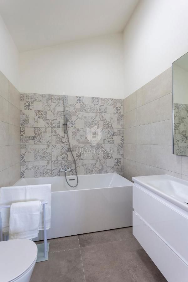 Svetvinčenat, Casa moderna con piscina