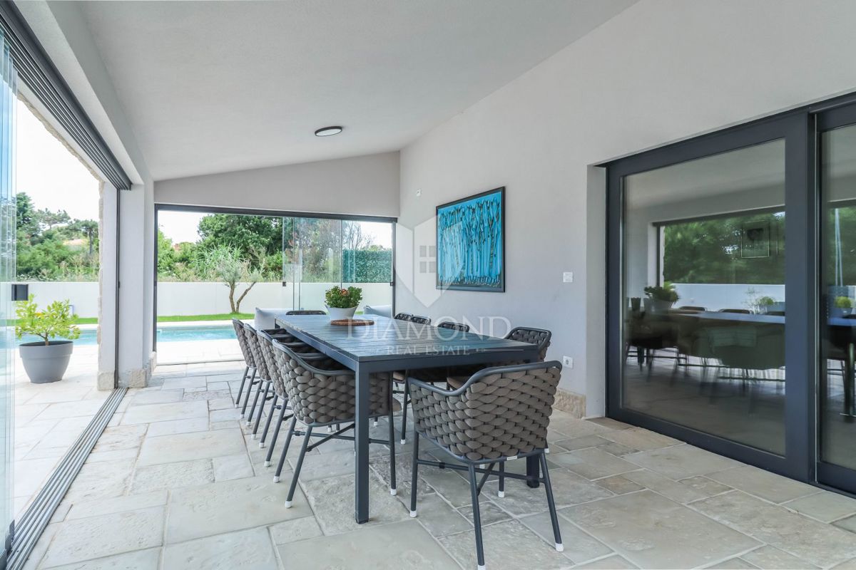 Svetvinčenat, Casa moderna con piscina