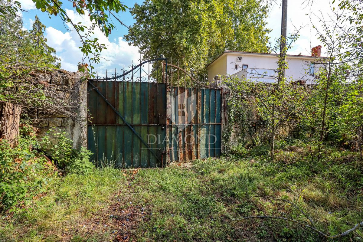 Svetvinčenat, casa in pietra con ampio giardino