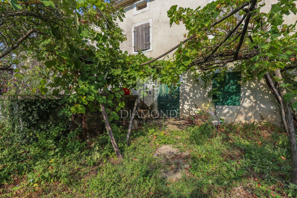 Svetvinčenat, casa in pietra con ampio giardino