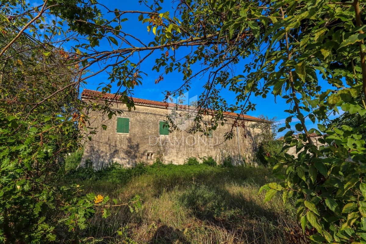 Svetvinčenat, casa in pietra con ampio giardino