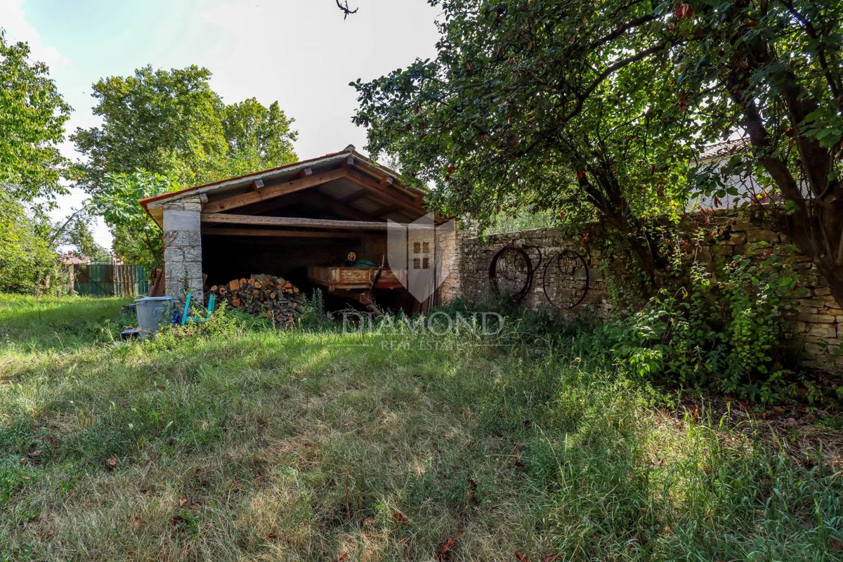 Svetvinčenat, casa in pietra con ampio giardino