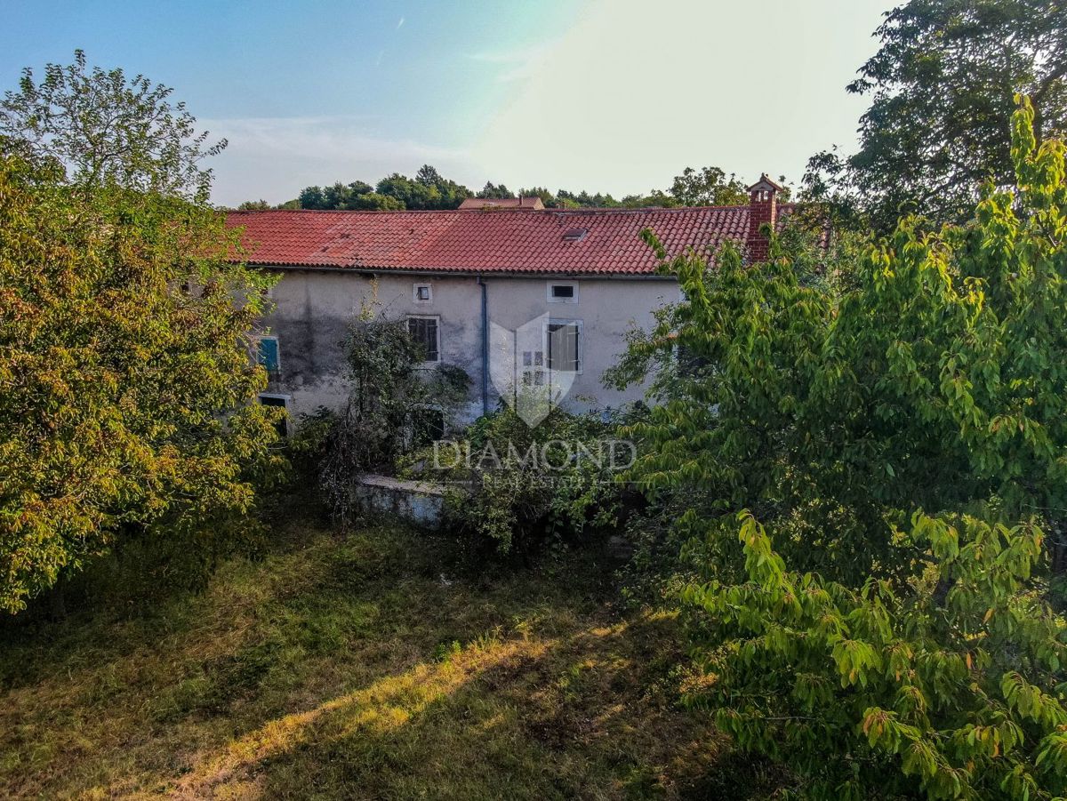 Svetvinčenat, casa in pietra con ampio giardino