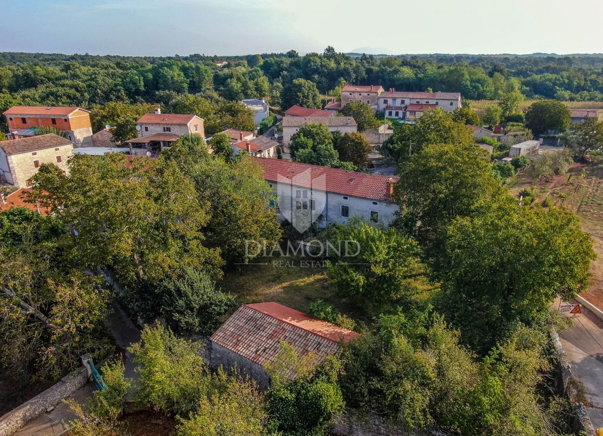 Svetvinčenat, casa in pietra con ampio giardino