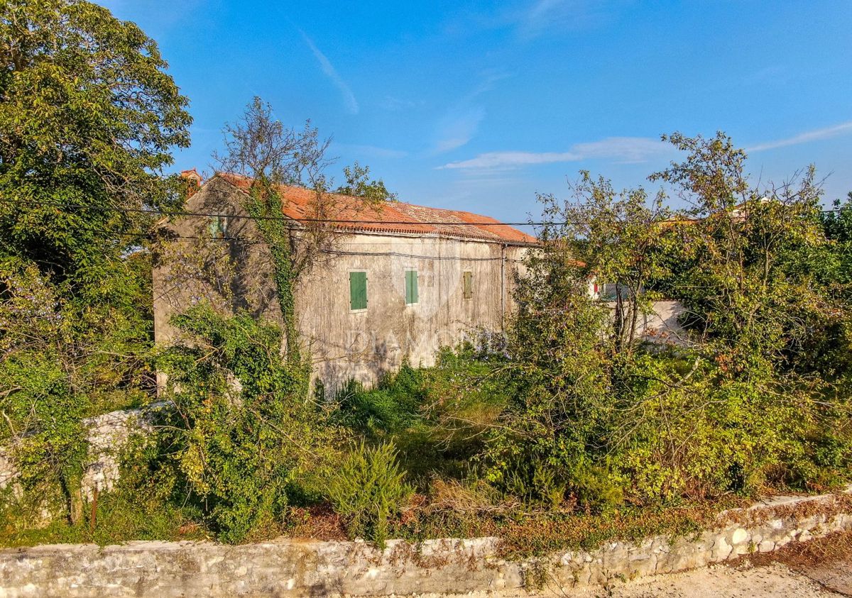 Svetvinčenat, casa in pietra con ampio giardino