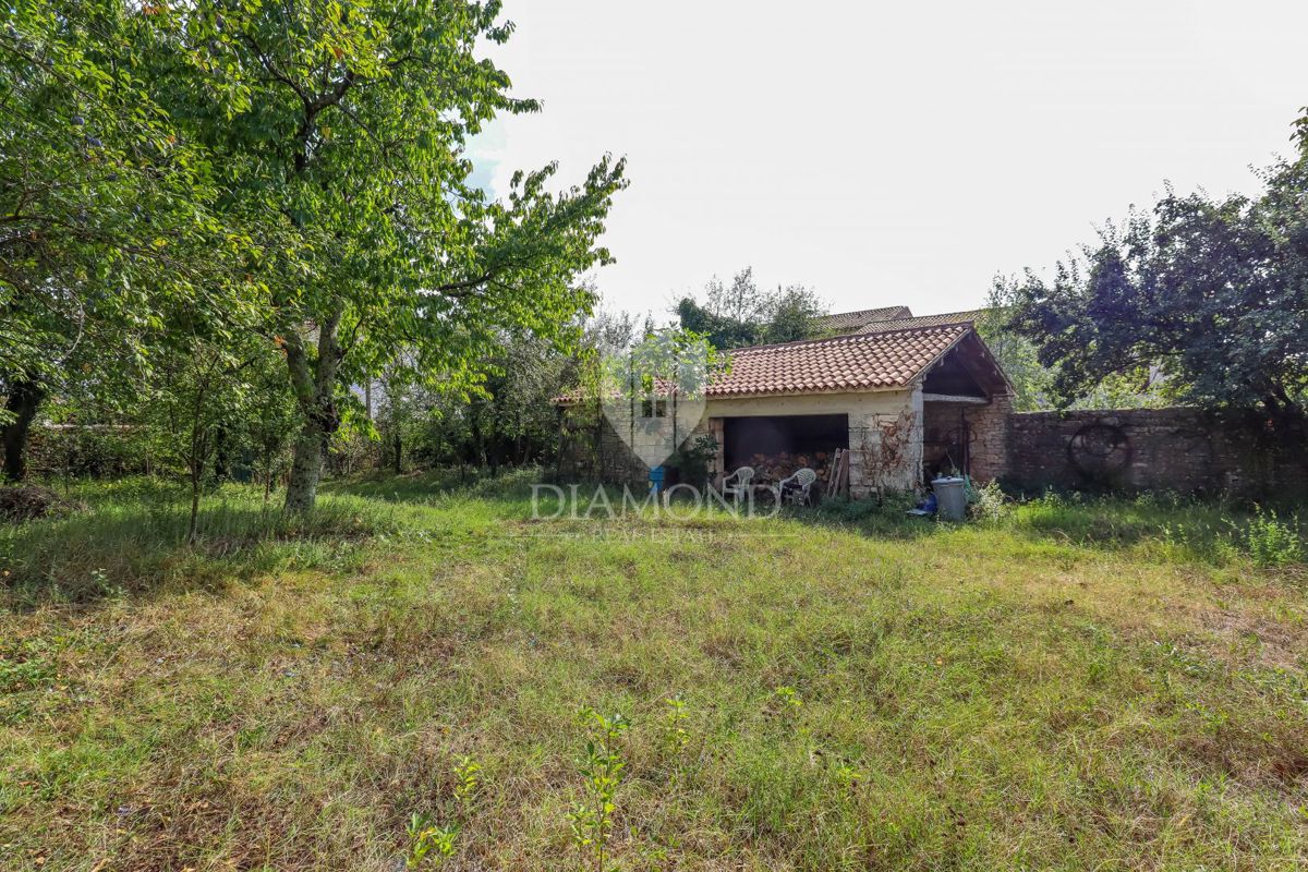 Svetvinčenat, casa in pietra con ampio giardino