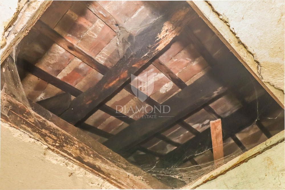 Casa da ristrutturare con ampio cortile nell'Istria centrale! 