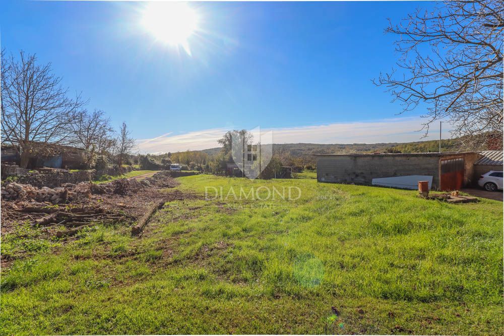 Casa da ristrutturare con ampio cortile nell'Istria centrale! 