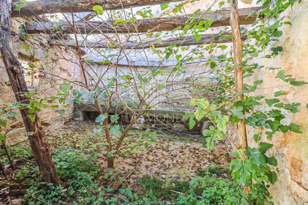 Casa da ristrutturare con ampio cortile nell'Istria centrale! 