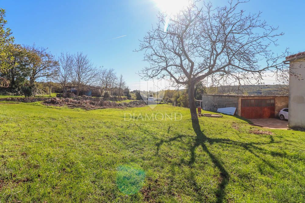 Casa da ristrutturare con ampio cortile nell'Istria centrale! 