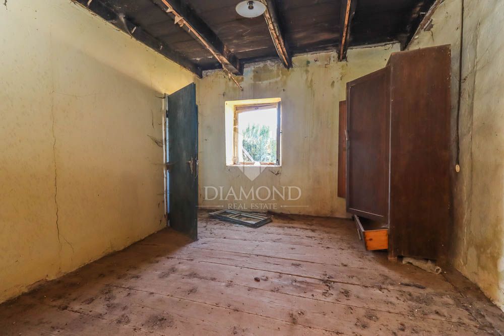 Casa da ristrutturare con ampio cortile nell'Istria centrale! 