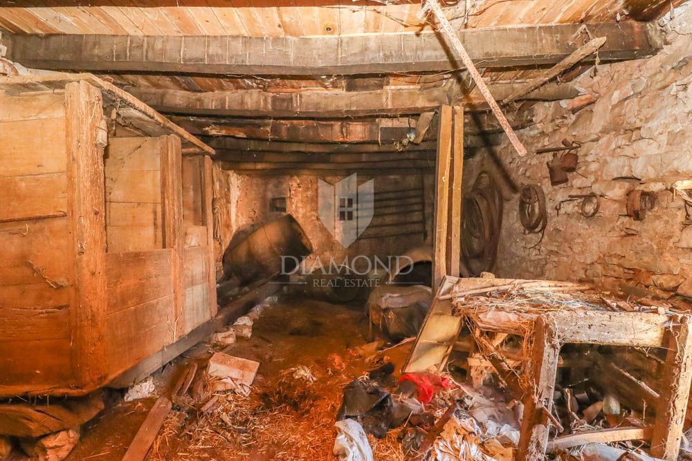 Casa da ristrutturare con ampio cortile nell'Istria centrale! 