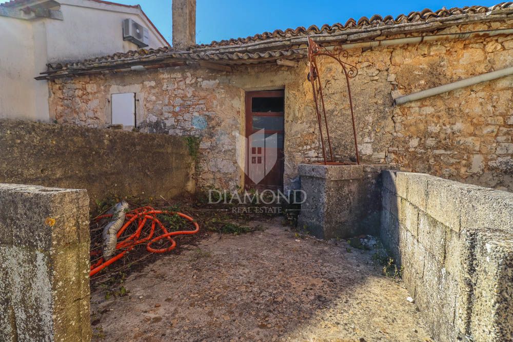 Casa da ristrutturare con ampio cortile nell'Istria centrale! 