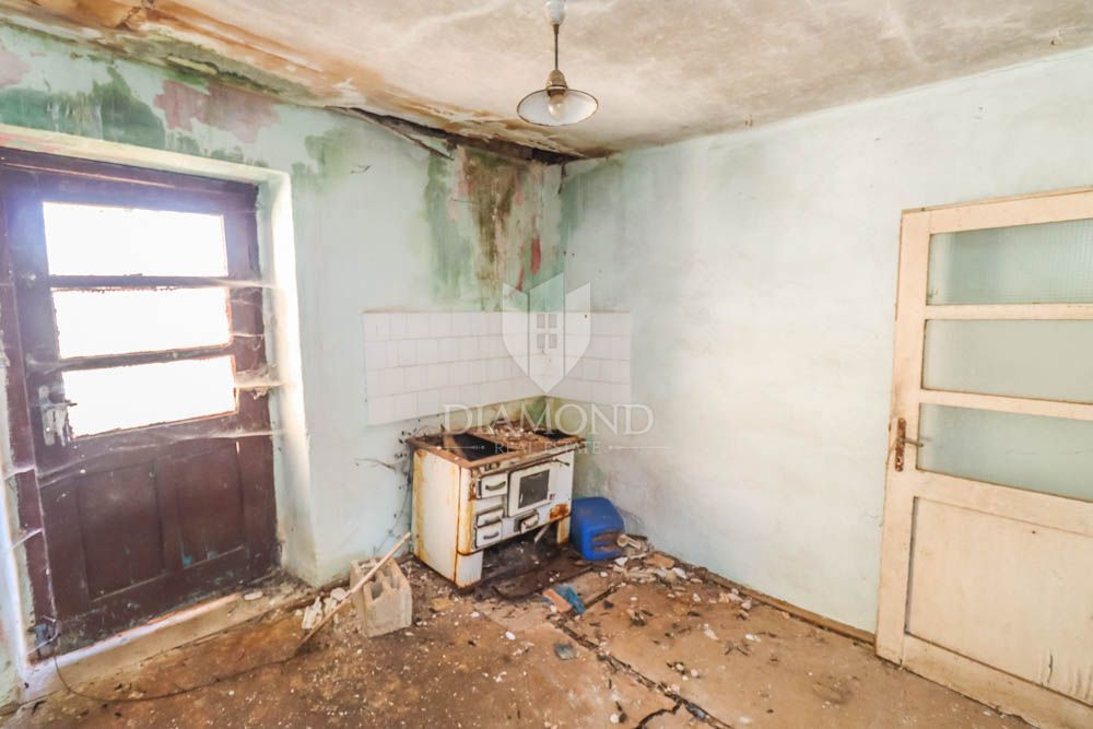 Casa da ristrutturare con ampio cortile nell'Istria centrale! 