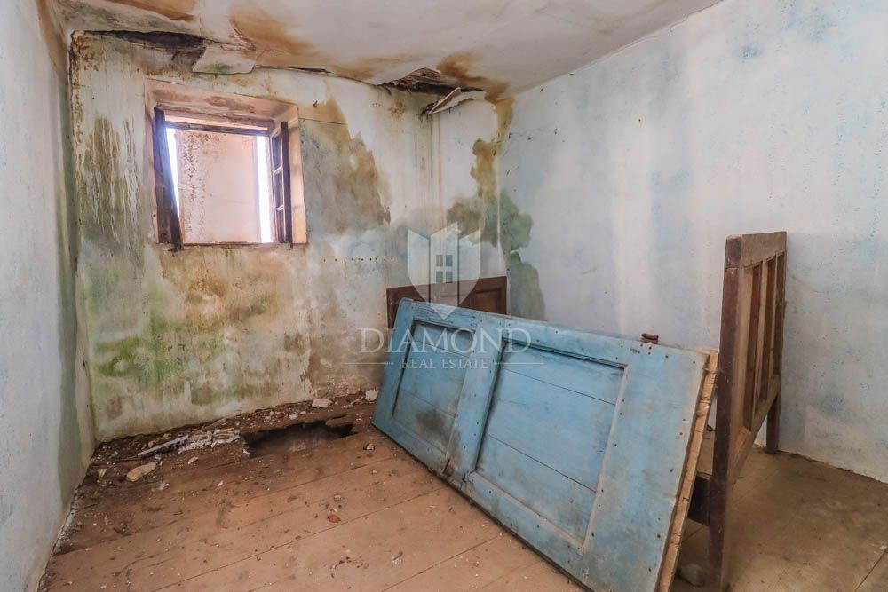 Casa da ristrutturare con ampio cortile nell'Istria centrale! 