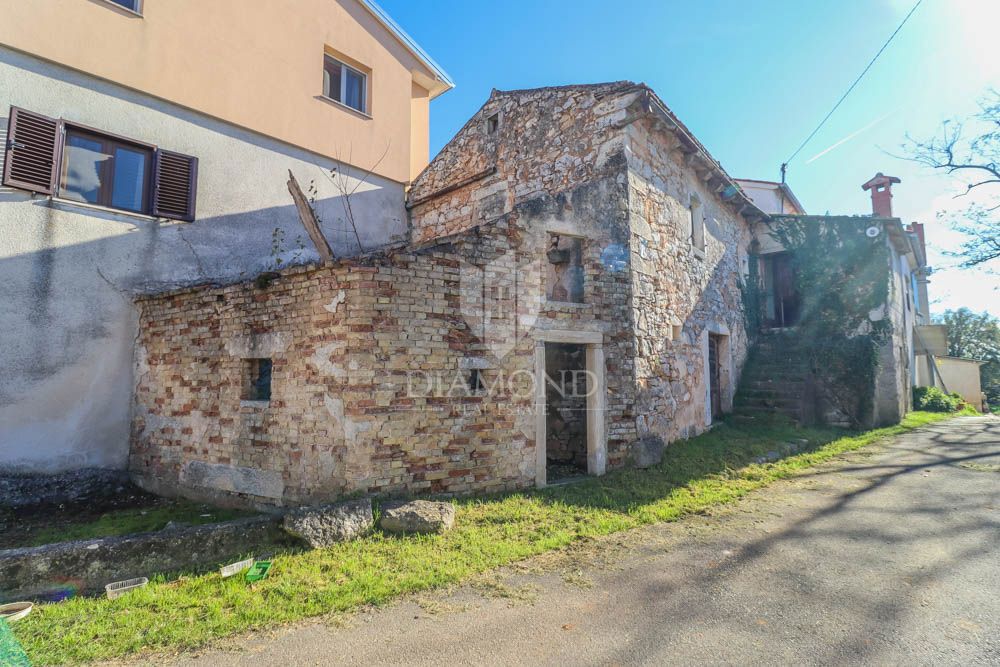 Casa da ristrutturare con ampio cortile nell'Istria centrale! 