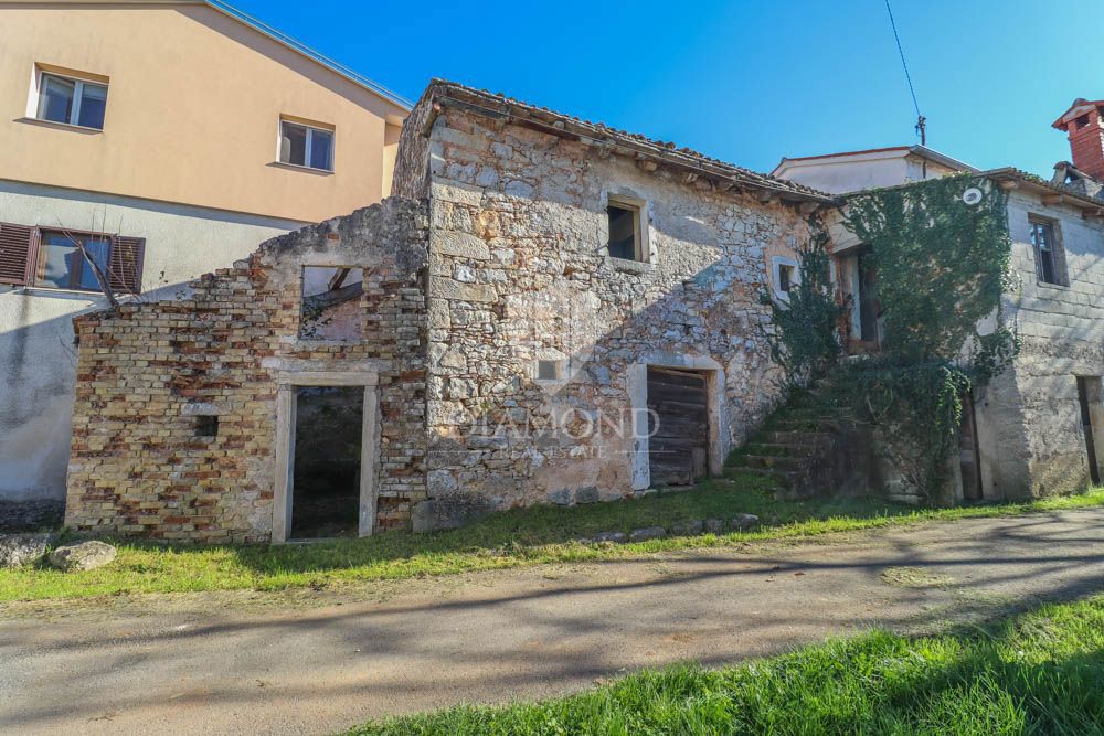 Casa da ristrutturare con ampio cortile nell'Istria centrale! 