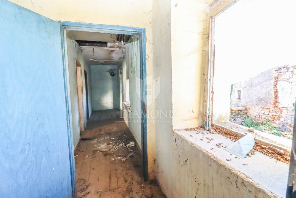 Casa da ristrutturare con ampio cortile nell'Istria centrale! 