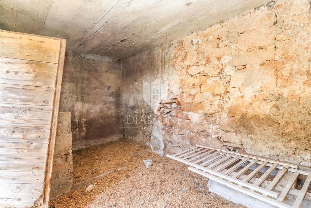 Casa da ristrutturare con ampio cortile nell'Istria centrale! 